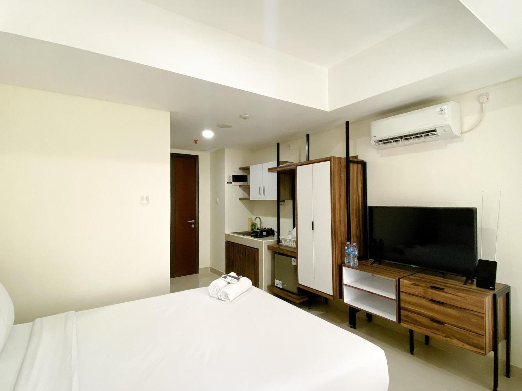 Homey And Cozy Stay Studio Room Pollux Chadstone Apartment By Travelio Cikarang Exterior foto